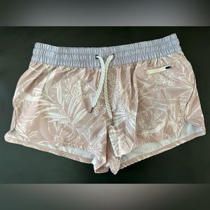 NWOT Vuori Clementine shorts. 2.5” inseam. Large. Performance material.